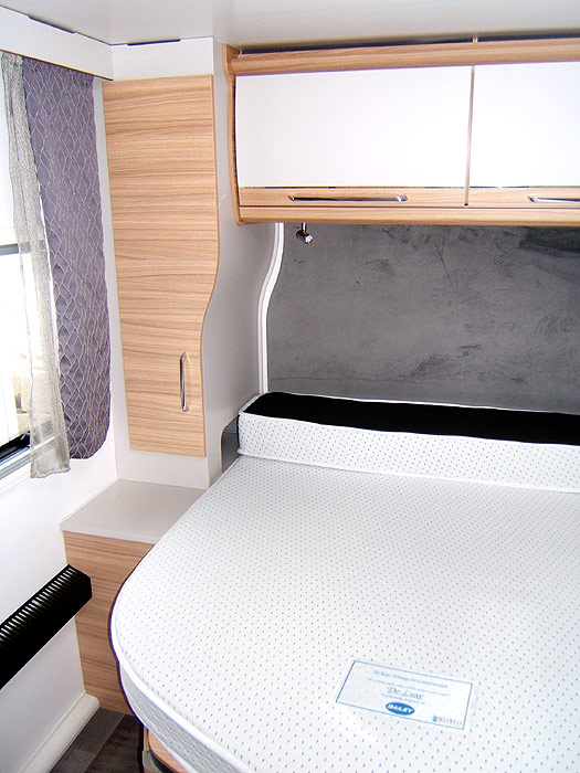 General view of the bedroom with fixed single beds.